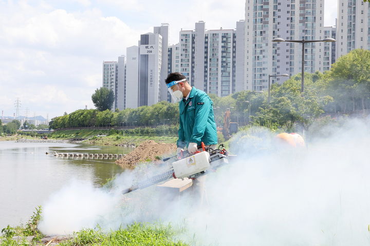 [서울=뉴시스] 오언석 도봉구청장이 지난 20일 중랑천변 일대에서 방역소독을 하고 있다. 2025.07.23. (사진=도봉구 제공) *재판매 및 DB 금지
