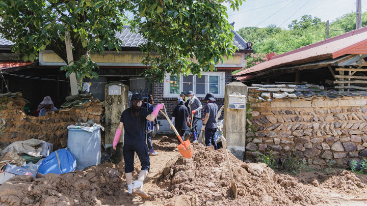 [합천=뉴시스] 합천군 공무원들이 대병면 성리마을에서 봉사활동을 하고 있다. (사진=합천군 제공) 2025. 07. 23. photo@newsis.com *재판매 및 DB 금지