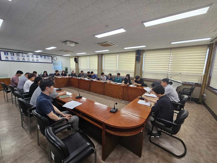 [밀양=뉴시스] 농업기술센터에서 피해조사 파견 공무원을 대상으로 피해조사 방법 교육을 진행하고 있다. (사진=밀양시 제공) 2025.07.23. photo@newsis.com *재판매 및 DB 금지