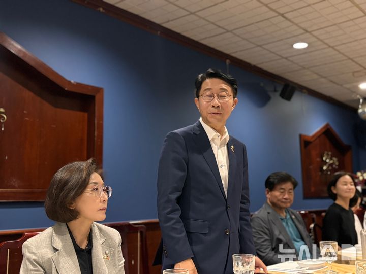 [워싱턴=뉴시스]이윤희 특파원 = 여야 13명 의원으로 구성된 한미의원연맹 방미단이 22일(현지 시간) 미국 워싱턴DC 인근 한 식당에서 특파원 간담회를 진행했다. 공동단장인 조정식 더불어민주당 의원과 나경원 국민의힘 의원의 모습. 2025.07.23. 