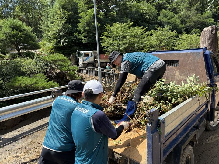 [진주=뉴시스]진주시체육회, 산청군 수해복구지원 활동.(사진=진주시체육회 제공).2025.07.23.photo@newsis.com *재판매 및 DB 금지