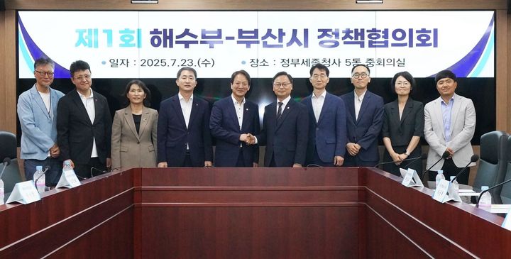 [부산=뉴시스] 성희엽 부상시 미래혁신부시장과 김성범 해양수산부(해수부) 차관이 23일 해수부 청사에서 해수부 부산 이전의 협력방안을 논의했다. (사진=부산시 제공) 2025.07.23. photo@newsis.com *재판매 및 DB 금지