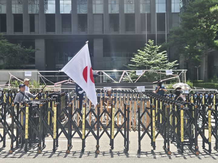 [서울=뉴시스] 이명동 기자 = 23일 오후 서울 중구 주한일본대사관 뒤편 평화의 소녀상 앞에 일본군 위안부 피해를 '사기극'으로 규정하는 보수단체 위안부법폐지국민행동 회원 등 20여 명이 정의기억연대(정의연)의 수요시위에 맞서 맞불 집회를 벌이면서 일장기를 흔들고 있다. 2025.07.23. ddingdong@newsis.com *재판매 및 DB 금지