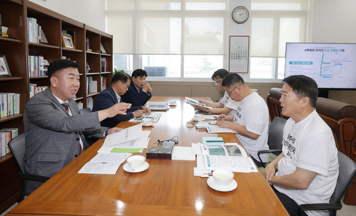 [청주=뉴시스] 이범석 충북 청주시장(테이블 앞열 왼쪽)이 23일 시청 집무실에서 박규섭 국정기획위원회 국장(테이블 앞열 오른쪽)에게 청주시 핵심 현안사업을 설명하고 있다. (사진=청주시 제공) 2025.07.23. photo@newsis.com *재판매 및 DB 금지