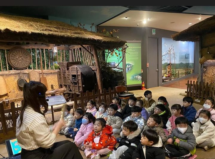 [세종=뉴시스] 농협은 자사 농업박물관이 전시와 연계한 다양한 체험 프로그램을 연중 운영하고 있다고 23일 밝혔다. 사진은 어린아이들을 대상으로 진행된 농업박물관 대표 프로그램인 '옹기종기, 그림책!' 모습. (사진=농협 제공) 2025.07.23. photo@newsis.com *재판매 및 DB 금지