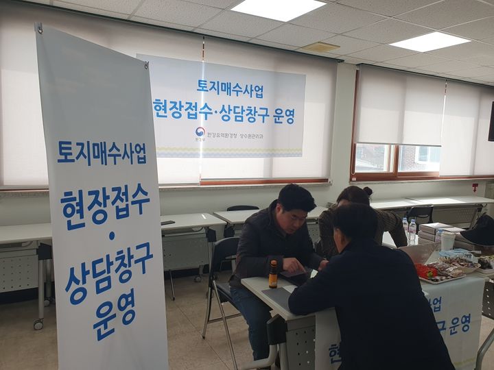 지난해 경기 여주시에서 진행된 현장상담반에서 한강유역환경청 토지매수사업 담당자가 민원인에게 토지매수 과정을 설명하고 있다. (사진=한강유역환경청 제공) photo@newsis.com *재판매 및 DB 금지