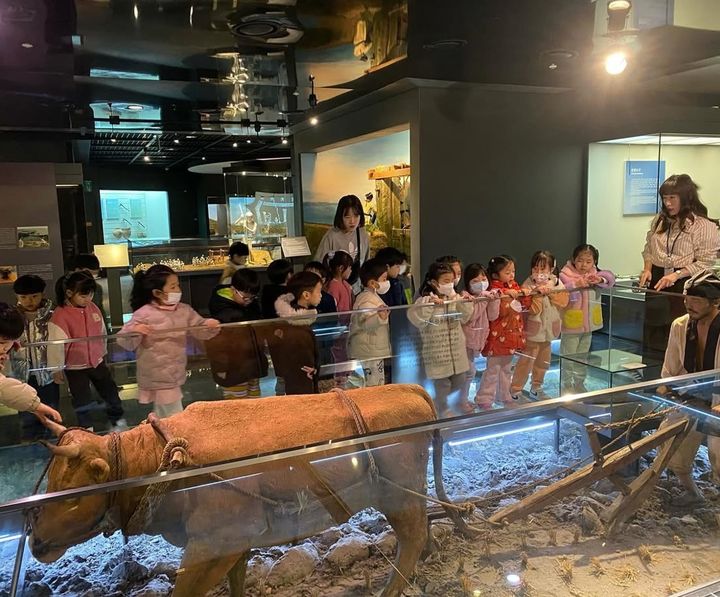 [세종=뉴시스] 농협은 자사 농업박물관이 전시와 연계한 다양한 체험 프로그램을 연중 운영하고 있다고 23일 밝혔다. 사진은 어린아이들을 대상으로 진행된 농업박물관 대표 프로그램인 '옹기종기, 그림책!' 모습. (사진=농협 제공) 2025.07.23. photo@newsis.com *재판매 및 DB 금지