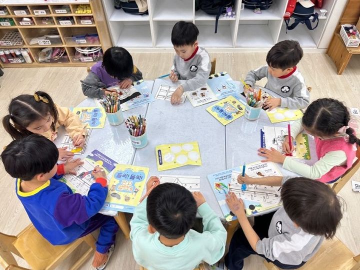 [세종=뉴시스] 농협은 자사 농업박물관이 전시와 연계한 다양한 체험 프로그램을 연중 운영하고 있다고 23일 밝혔다. 사진은 농업박물관 활동지 이용 박물관 탐험프로그램인 '들썩들썩! 잔치열렸네' 활동 모습. (사진=농협 제공) 2025.07.23. photo@newsis.com *재판매 및 DB 금지