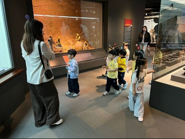 [세종=뉴시스] 농협은 자사 농업박물관이 전시와 연계한 다양한 체험 프로그램을 연중 운영하고 있다고 23일 밝혔다. 사진은 농업박물관 활동지 이용 박물관 탐험프로그램인 '들썩들썩! 잔치열렸네' 활동 모습. (사진=농협 제공) 2025.07.23. photo@newsis.com *재판매 및 DB 금지