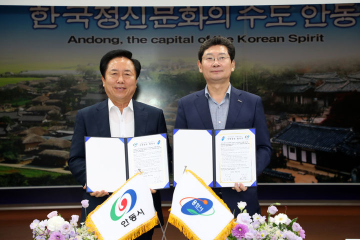  [안동=뉴시스] 권기창 안동시장과 이상일 용인시장이 23일 안동시청 청백실에서 열린 자매결연 협약식에서 기념사진을 찍고 있다. (사진=안동시 제공) 2025.07.23. photo@newsis.com *재판매 및 DB 금지