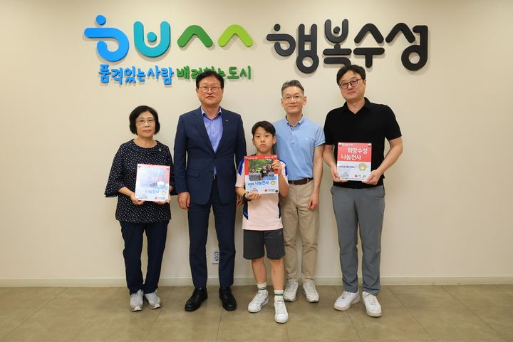 [대구=뉴시스] 대구시 수성구는 착한나눔 가족·가게 현판 전달식을 진행했다. (사진 = 대구시 수성구 제공) 2025.07.23. photo@newsis.com *재판매 및 DB 금지