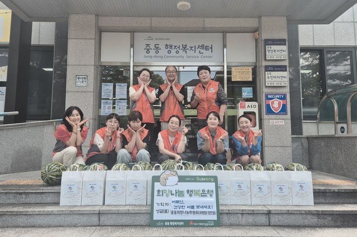 [대구=뉴시스] 대구시 수성구는 중동 희망나눔위원회가 초복을 맞아 지역 내 공설 경로당을 방문했다. (사진 = 대구시 수성구 제공) 2025.07.23. photo@newsis.com *재판매 및 DB 금지