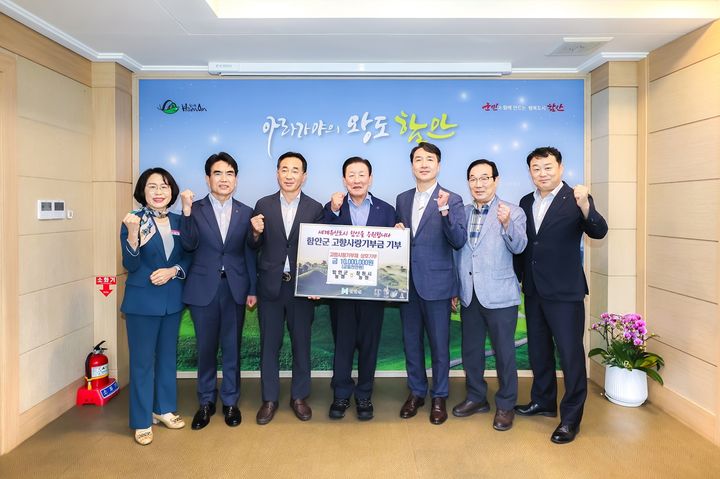 [함안=뉴시스]함안군·창원시 농협, 상호 고향사랑기부.(사진=함안군 제공) 2025.07.23.photo@newsis.com *재판매 및 DB 금지