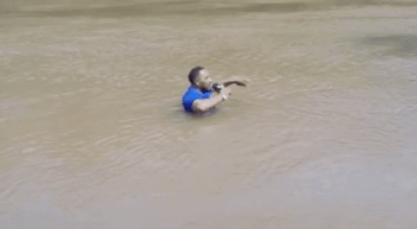 [서울=뉴시스] 브라질서 한 소녀가 급류에 휩쓸려 실종된 사건을 취재하던 기자가 강물 아래 시신을 밟아 발견하는 일이 벌어졌다. (사진 = 엑스 갈무리) 2025.07.23. *재판매 및 DB 금지