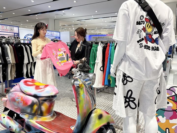 [대구=뉴시스] 롯데아울렛 율하점은 힙합 스트리트 감성을 담은 영캐주얼 브랜드 '더블제이디'가 2층에 새롭게 문을 열었다고 23일 밝혔다. (사진=롯데백화점 제공) 2025.07.23. photo@newsis.com *재판매 및 DB 금지