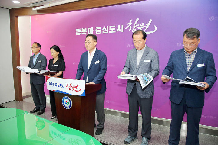 [창원=뉴시스] 강경국 기자 = 조성민 경남 창원시 해양항만수산국장이 23일 시청 프레스센터에서 북극항로 시대를 대비한 국제 물류거점 조성 추진 계획에 대해 브리핑을 하고 있다. (사진=창원시청 제공). 2025.07.23. photo@newsis.com *재판매 및 DB 금지