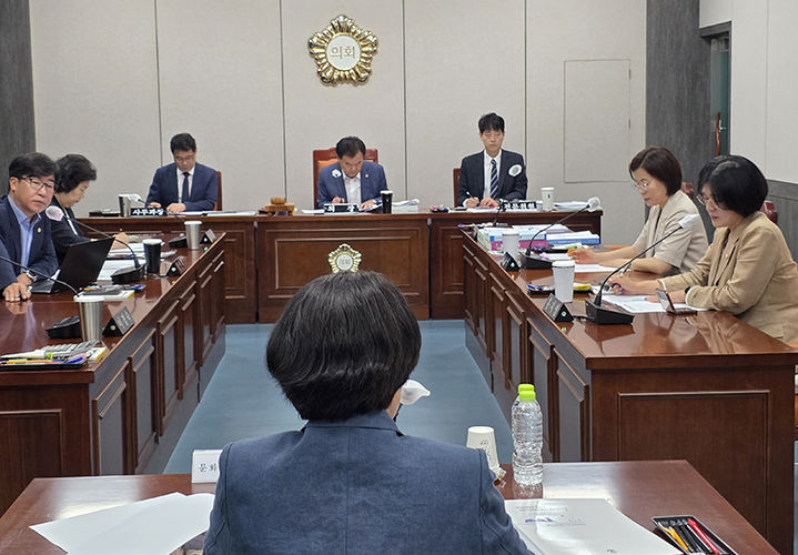 23일 태백시의회 위원회실에서 태백시문화재단의 국비공모사업 포기검토 논란 문제로 열린 시의회 간담회 모습.(사진=뉴시스) *재판매 및 DB 금지