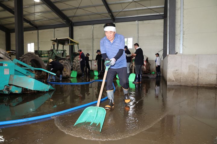 [양산=뉴시스] 나동연 경남 양산시장이 23일 피해복구 파견 직원들과 함께 최근 집중호우로 큰 피해를 입은 산청군 피해지역을 방문해 피해복구 지원을 하고 있다. (사진=양산시 제공) 2025.07.23. photo@newsis.com *재판매 및 DB 금지