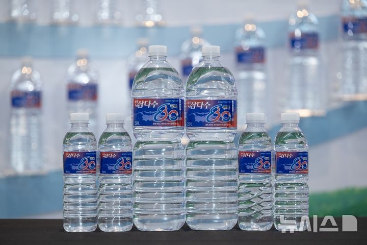 [서울=뉴시스] 제주삼다수의 광복 80주년 기념 한정판 라벨. photo@newsis.com