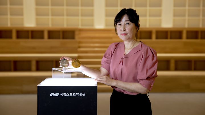 [서울=뉴시스] 국립스포츠박물관에 소장품을 기증한 김임연. 2025.07.23. (사진=국민체육진흥공단 제공) *재판매 및 DB 금지