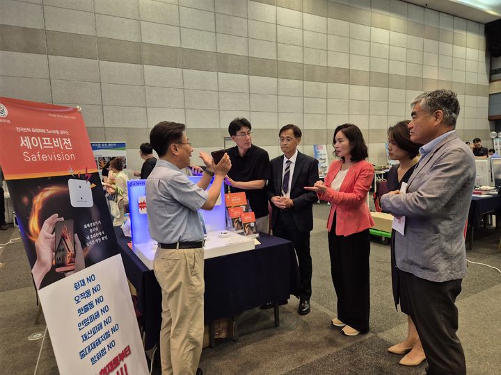 [창원=뉴시스]23일 황외석(가운데) 경남지방조달청장이 경상남도의회 박진현 의원과 함께 행사장을 둘러보고 있다.(사진=경남조달청 제공) 2025.07.23.photo@newsis.com *재판매 및 DB 금지