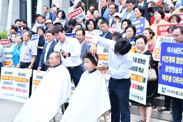 [여수=뉴시스] 23일 여수시의회 현관 앞에서 백인숙 의장과 문갑태 부의장이 여수MBC 이전 철회를 촉구하는 삭발식을 하고 있다. (사진=여수시의회 제공) 2025.07.23. photo@newsis.com&nbsp; *재판매 및 DB 금지