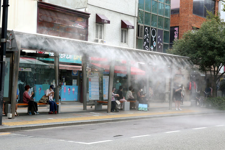[대구=뉴시스] 대구 중구는 구민들이 무더위 속에서도 안심하고 대중교통을 이용할 수 있도록 지역 내 주요 버스정류장 7곳에 쿨링포그 시스템을 본격 운영한다. (사진=대구 중구 제공) 2025.07.23. photo@newsis.com *재판매 및 DB 금지