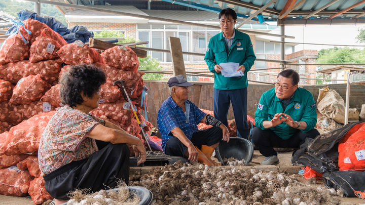 [합천=뉴시스] 김윤철 합천군수가 야로면 수해피해 지역을 시찰하고 있다. (사진=합천군 제공) 2025. 07. 23. photo@newsis.com *재판매 및 DB 금지
