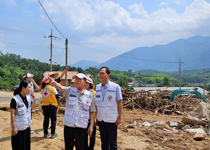 [창원=뉴시스]대한적십자사 김철수(오른쪽에서 두번째)회장, 산청군 집중호우 구호현장 방문.(사진=경남적십자사 제공) 2025.07.23.photo@newsis.com *재판매 및 DB 금지
