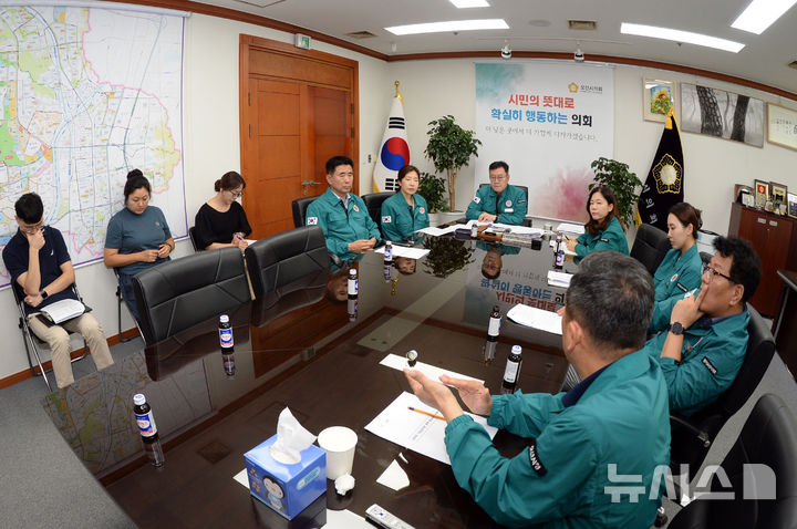 [오산=뉴시스]오산시의회 의원들이 의장실에서 옹벽붕괴 사고 관련, 집행부의 향후 대응방안에 대해 보고를 받고 있다. (사진=오산시의회 제공) 2025.07.23.photo@newsis.com 