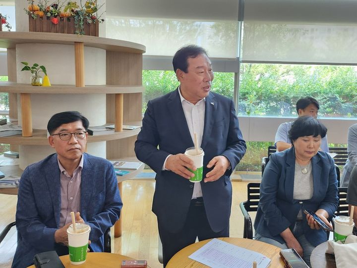 [세종=뉴시스] 송승화 기자 = 설명하는 최민호 세종시장. 2025.07.23. ssong1007@newsis.com *재판매 및 DB 금지