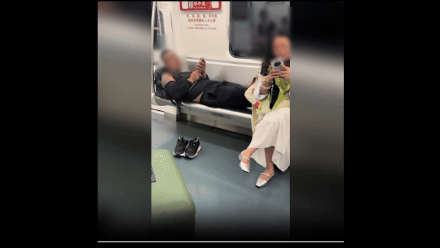 [서울=뉴시스] 한 중국인 승객이 지하철 좌석에서 신발을 벗고 눕는 비상식적인 행동을 보였다. *재판매 및 DB 금지