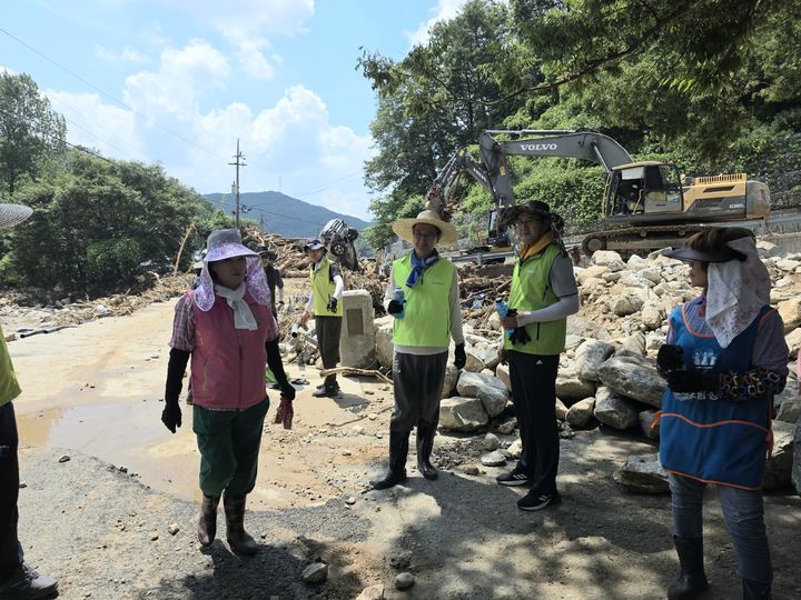 [울산=뉴시스] 울산농협(본부장 이종삼)은 최근 경남 산청 지역에서 발생한 집중호우로 큰 피해를 입은 주민들을 돕기 위해 임직원 70여 명이 참여한 수해 복구 봉사활동을 했다고 23일 밝혔다. (사진= 울산농협 제공) 2025.07.23.photo@newsis.com *재판매 및 DB 금지