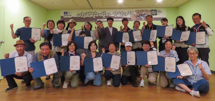 [대전=뉴시스] 조명휘 기자 = 서천갯벌해설사 양성과정 수료생들이 기념사진을 찍고 있다. (사진= 서천군 제공) 2025.07.23. photo@newsis.com *재판매 및 DB 금지