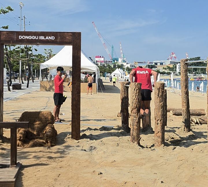 [울산=뉴시스] 박수지 기자 = 울산 동구 일산해수욕장에 조성된 '해파랑길 일산비치짐'. (사진=동구 제공) 2025.07.23. photo@newsis.com *재판매 및 DB 금지