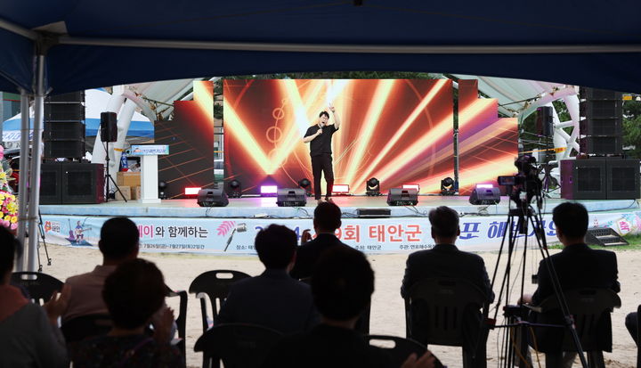 [태안=뉴시스] 지난해 충남 태안군 근흥면 연포해수욕장에서 열린 연포해변가요제에서 한 참가자가 무대에서 열창하고 있다. (사진=태안군 제공) 2025.07.23. photo@newsis.com *재판매 및 DB 금지