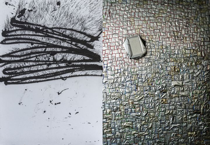 [대구=뉴시스] '권기철, Untitled(왼쪽)', '김결수, Labor&Effectiveness, Mixed media' (사진=대구 아양아트센터 제공) 2025.07.23. photo@newsis.com *재판매 및 DB 금지