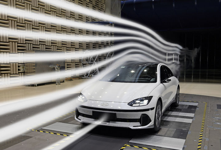 [화성=뉴시스] 남양연구소 공력시험동에서 아이오닉 6로 유동 가시화 시험을 하는 모습. (사진=현대차·기아) 2025.07.23 photo@newsis.com *재판매 및 DB 금지 *재판매 및 DB 금지