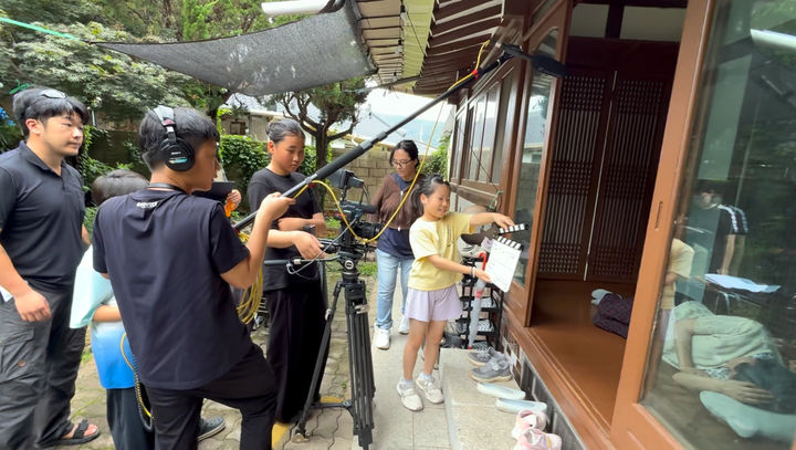 [화순=뉴시스] 전남 화순 청풍초등학교 학생들이 '할머니와 나와 민들레'라는 장편영화를 촬영하고 있다. (사진=청풍초 제공) photo@newsis.com *재판매 및 DB 금지