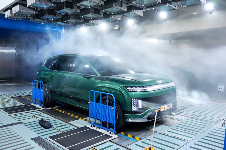 [화성=뉴시스] 환경시험동 강설 챔버에서 아이오닉 9에 강설 시험을 하는 모습. (사진=현대차·기아) 2025.07.23 photo@newsis.com *재판매 및 DB 금지 *재판매 및 DB 금지