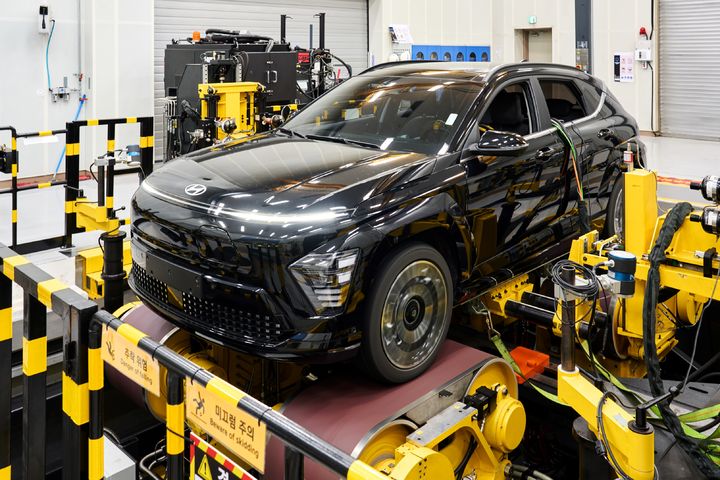 [화성=뉴시스] R&H성능개발동 핸들링 주행 시험기에서 코나 일렉트릭의 핸들링 특성을 시험하는 모습. (사진=현대차·기아) 2025.07.23 photo@newsis.com *재판매 및 DB 금지 *재판매 및 DB 금지