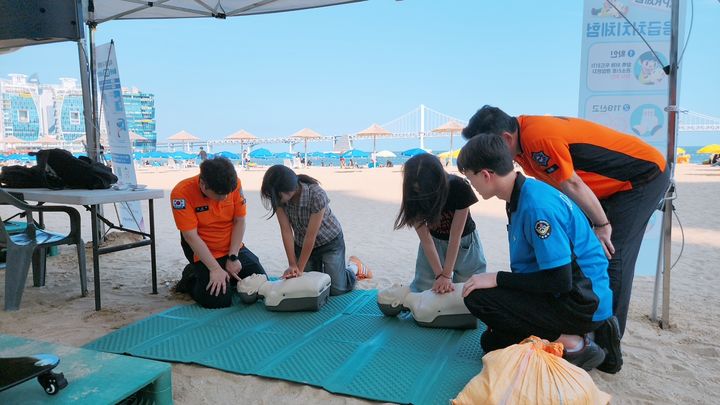 [부산=뉴시스] 부산 남부소방서가 시민을 대상으로 심폐소생술 체험 부스를 운영하고 있다. (사진=부산 남부소방서 제공) 2025.07.23. photo@newsis.com *재판매 및 DB 금지