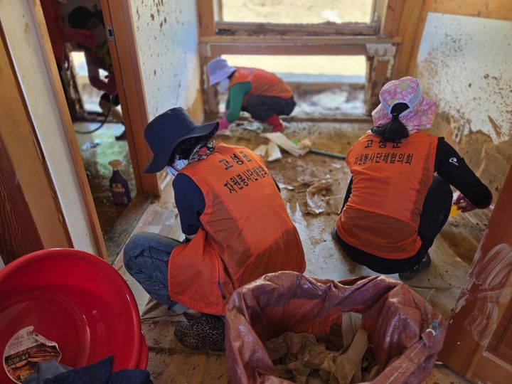 [고성(경남)=뉴시스] 신정철 기자= 경남 고성군은 지난 22일, 고성군자원봉사단체협의회(회장 김성진) 소속 자원봉사자 25명과 함께 집중호우로 큰 피해를 입은 산청군 신등면 일대에서 수해복구 자원봉사활동을 펼쳤다.사진은 고성군 자원봉사자들이 침수 피해를 입은 주택 2가구를 방문해 토사 제거 및 주택 내부 청소 등 복구 활동에 구슬땀을 훌리고 있는 모습.(사진=고성군 제공).2025.07.23. photo@newsis.com *재판매 및 DB 금지