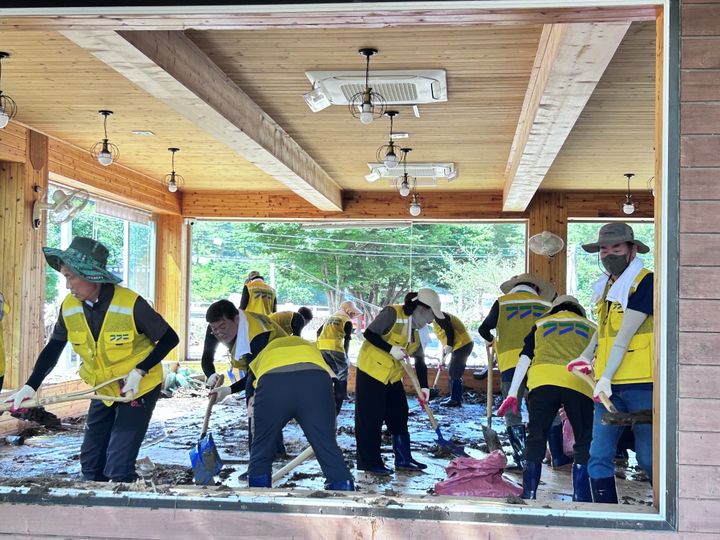 [수원=뉴시스] 경기도 공무원 봉사단 60명이 23일 침수가옥 집기와 토사물 정리 등 피해 복구 작업을 하고 있다. (사진=경기도 제공) 2025.07.23. photo@newsis.com *재판매 및 DB 금지