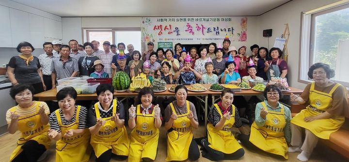 [함양=뉴시스] 함양 바르게살기운동 어르신 생신상 차려드리기 (사진=함양군 제공) 2025. 07. 23. photo@newsis.com *재판매 및 DB 금지