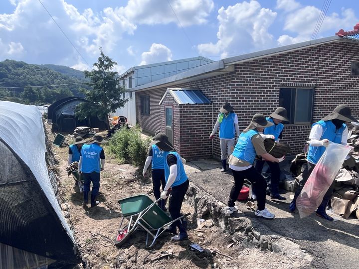 [진주=뉴시스]한국수자원공사 낙동강유역본부 직원들이 경남 산청군 단성면 수해복구 현장에서 폐기물 등을 나르며 구슬땀을 흘리고 있다.(사진=낙동강유역본부 제공).2025.07.23.photo@newsis.com *재판매 및 DB 금지