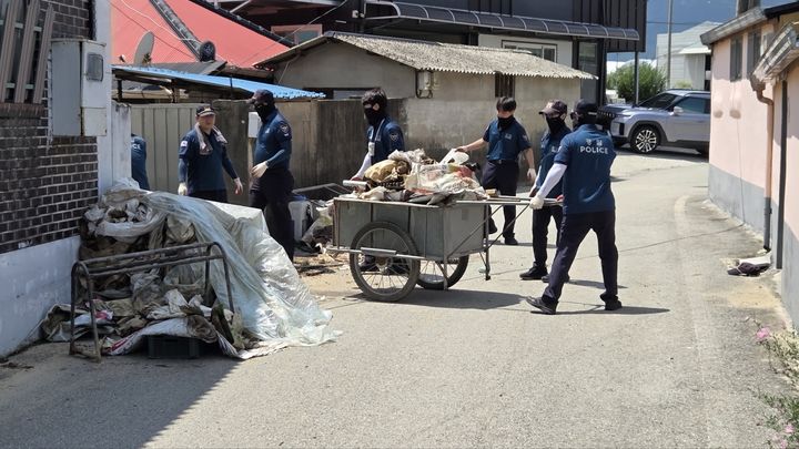 [무안=뉴시스] 전남경찰청 3기동대 대원들이 지난 22일 전남 담양군 한 침수 피해 주택에서 집기류 정리 등 수해 복구 작업을 돕고 있다. (사진 = 전남경찰청 제공) 2025.07.23. photo@newsis.com *재판매 및 DB 금지