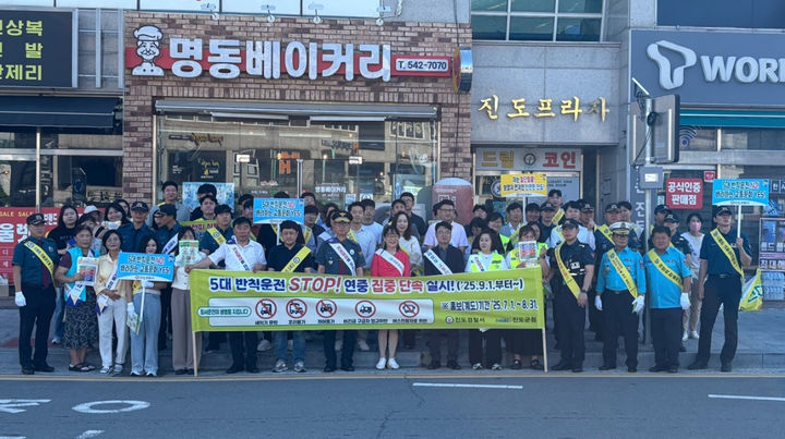 [진도=뉴시스] 전남 진도경찰서는 23일 오전 진도군 진도읍 아리랑 회전교차로에서 기초질서 확립을 위한 민·경 합동 캠페인을 실시했다. (사진 = 진도경찰서 제공) 2025.07.23. photo@newsis.com *재판매 및 DB 금지