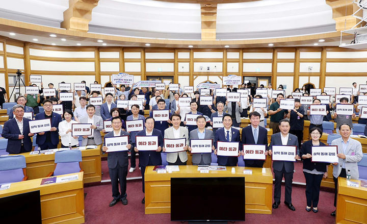 삼척시는 23일 서울 국회의원회관 제1소회의실에서 열린 ‘동해선 철도 고속화 국회 정책토론회’에 참석해 ‘삼척~강릉 고속화 철도’ 사업의 조속한 추진과 예비타당성조사 통과를 촉구하고 있다.(사진=삼척시 제공) *재판매 및 DB 금지