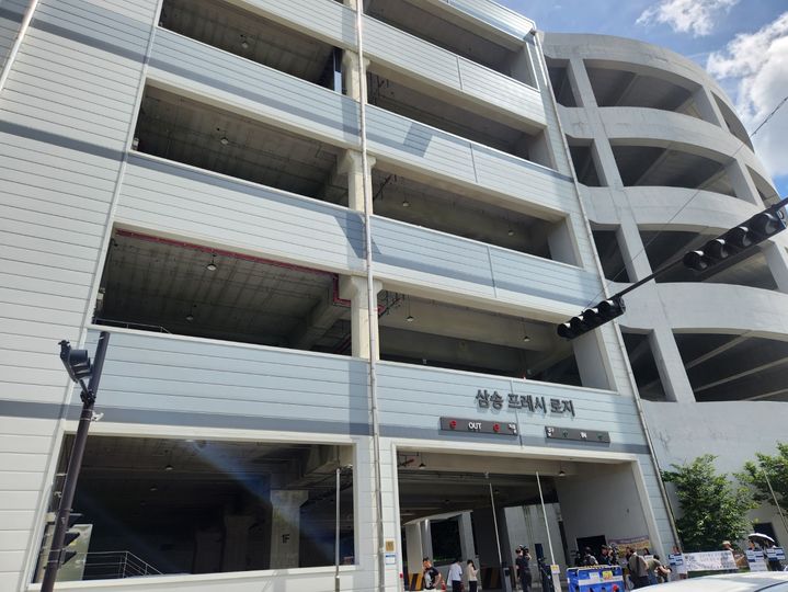 [고양=뉴시스] 정유선기자= 입양기록물 임시서고가 위치한 경기도 고양시 덕양구 프레시로지물류센터 건물. 2025. 7. 23. *재판매 및 DB 금지